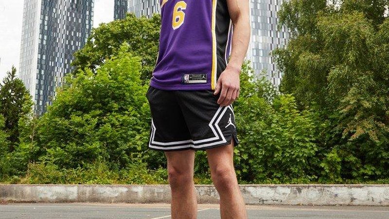 封阳台门窗安装，报价单背后的考量因素**
